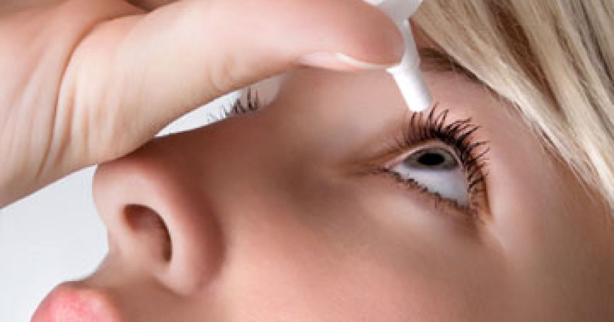 Жінка переплутала очні краплі з суперклеєм