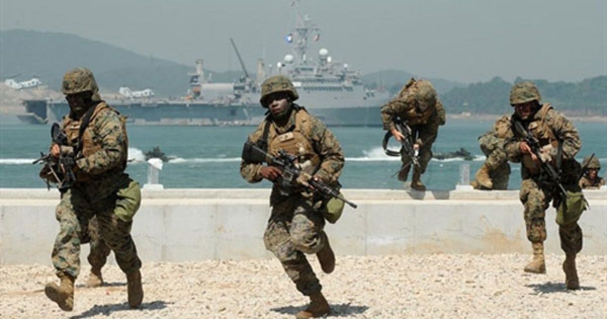 Республіка Корея. Інчхон. Морські піхотинці США беруть участь у десантній операції в Інчхоні, незважаючи на протести Пхеньяну. Спільна історична реконструкція, у якій взяли участь збройні сили Південної Кореї, США та Австралії, відтворювала події битви, яка змінила хід Корейської війни. У реконструкції взяли участь понад 14000 людей, в тому числі ветерани корейського конфлікту 1950-53 з дев&#039;яти країн. Учасники події відзначили 60-річчя десанту в Інчхоні, який очолював американський генерал Дуглас Макартур. / © AFP
