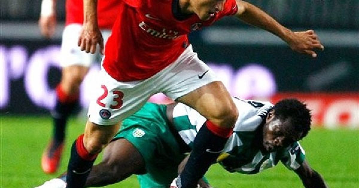 Клеман (ПСЖ) відбирає м&rsquo;яч у гравця "Карпат" / © daylife.com