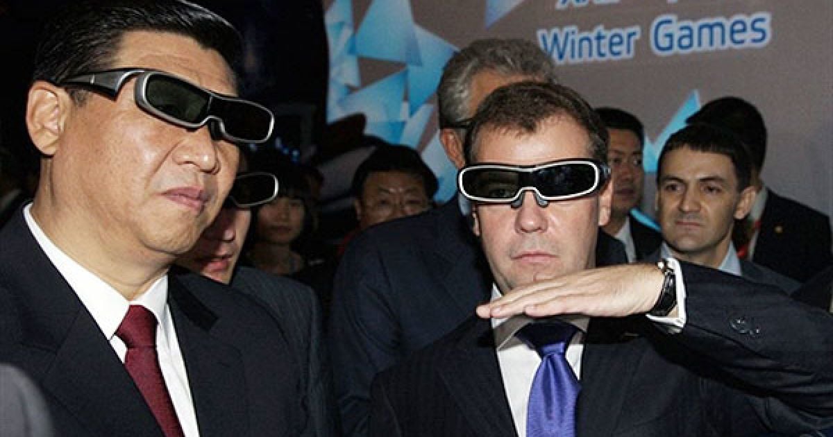 Китай, Шанхай. Президент Росії Дмитро Мєдведєв і віце-президент КНР Сі Цзіньпін у спеціальних окулярах під час відвідування "World Expo 2010" у Шанхаї. Президент РФ завершує державний візит до Китаю. / © AFP