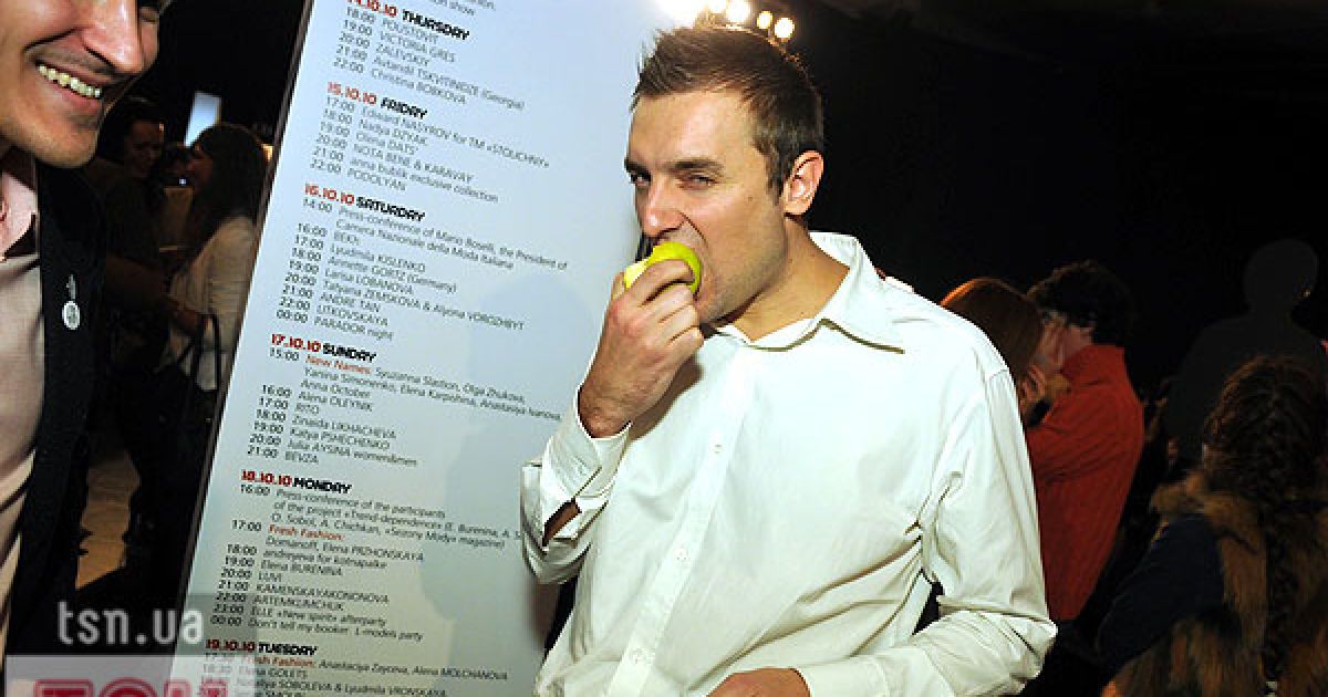 У Києві тривають покази Українського тижня моди, які відвідують зірки та політики.