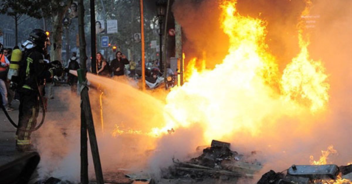 Під час демонстрації в Барселоні поліції довелось застосувати силу проти мітингувальників. / © AFP