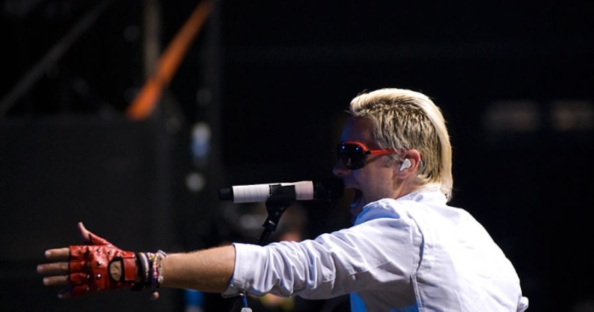 Майже сорокарічний Джаред Лето, який вирішив помалювати голову та чітко копіював увесь виступ рухи та жести Дейва Гехена з Depeche Mode. / © sziget.hu