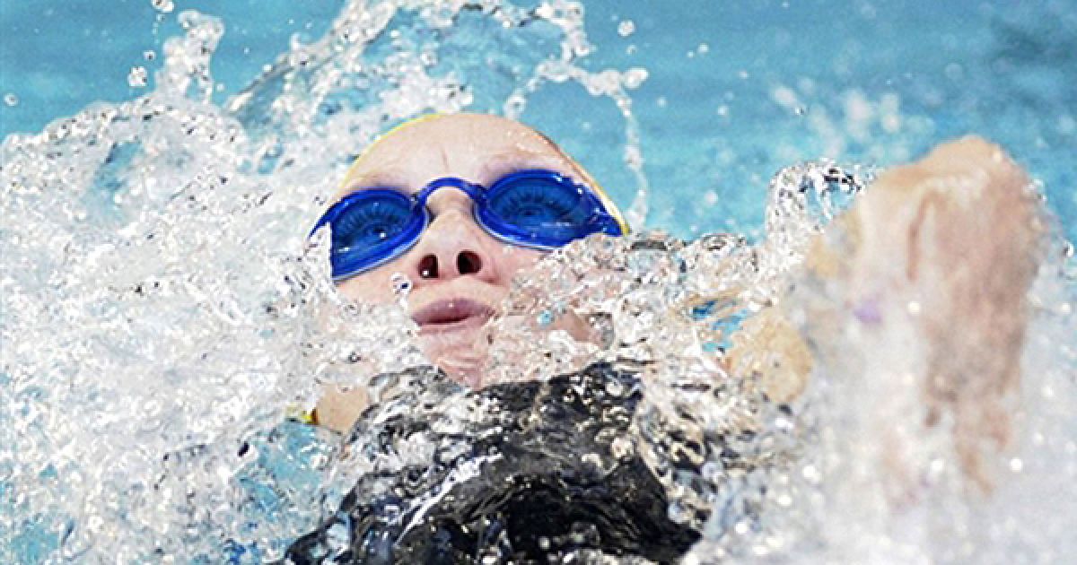 Українка Дарина Зевіна бере участь у запливі на 200 метрів на спині. / © AFP