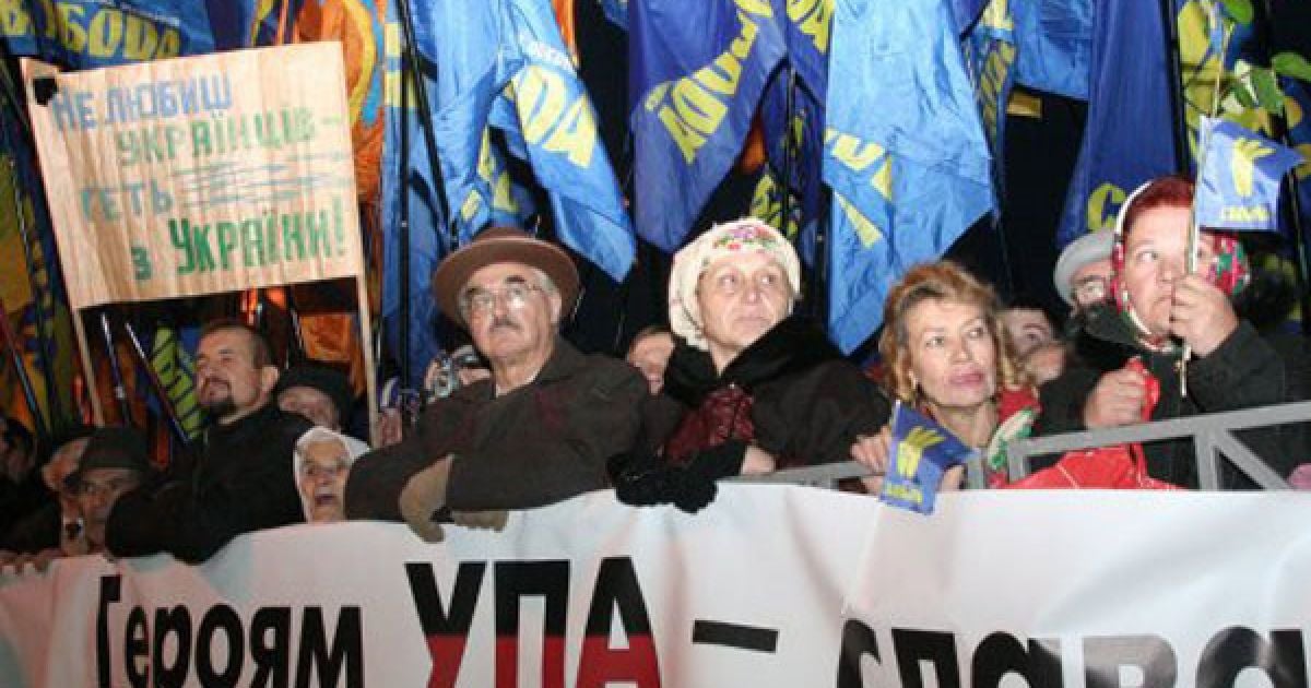 На Софійській площі запалили ватру на честь вшанування героїв УПА.