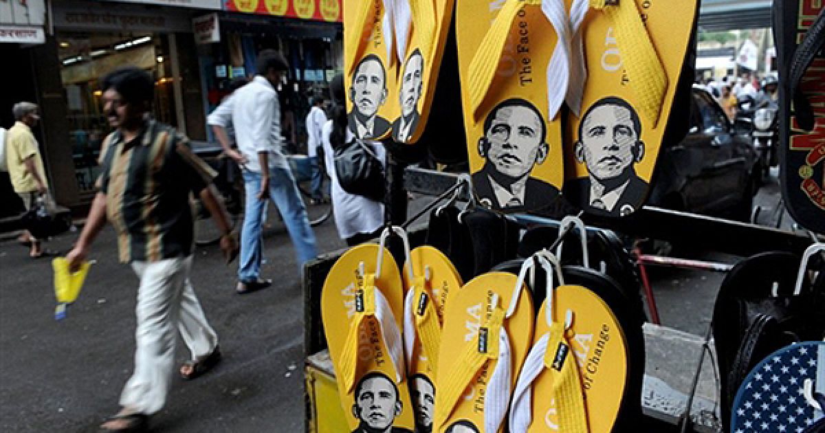 У одній з мумбайських крамничок розпочався продає китайських пляжних капців із портретом президента США Барака Обами. За словами господаря крамничка, він продав першу партію взуття (більше 100 пар) менше, ніж за тиждень. Одна пара таких капців коштує менше 6 доларів США. / © AFP