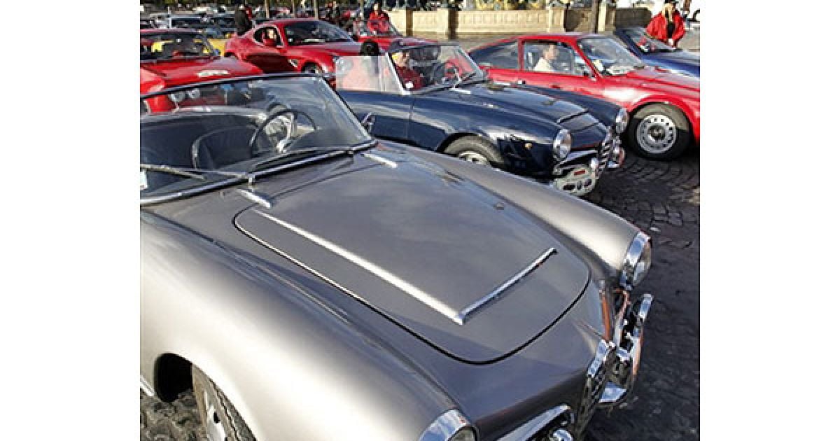 У Парижі на площі Конкорд провели парад Alfa Romeo на честь 100-річчя компанії. / © AFP