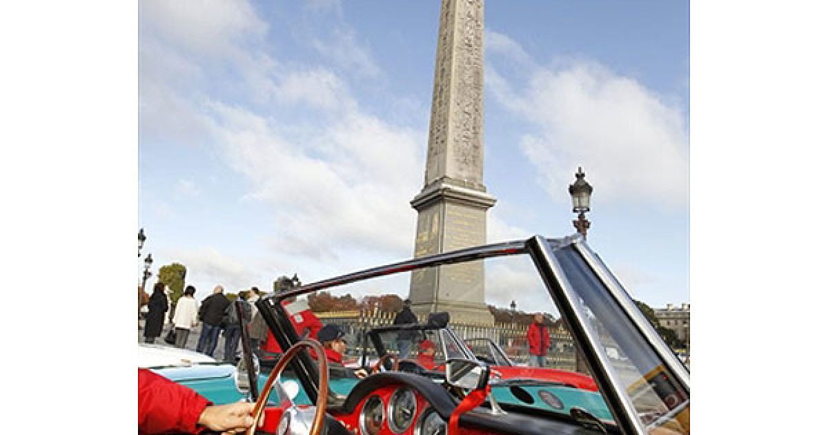 У Парижі на площі Конкорд провели парад Alfa Romeo на честь 100-річчя компанії. / © AFP