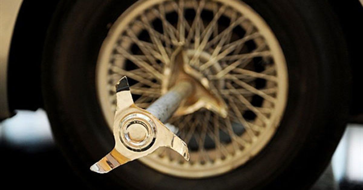 Автомобіль Aston Martin DB5, яким керував актор Шон Коннері в ролі "агента 007" Джеймса Бонда у фільмах "Голдфінгер" і "Кульова блискавка", виставили на аукціон Sotheby&#039;s у Нью-Йорку. / © AFP