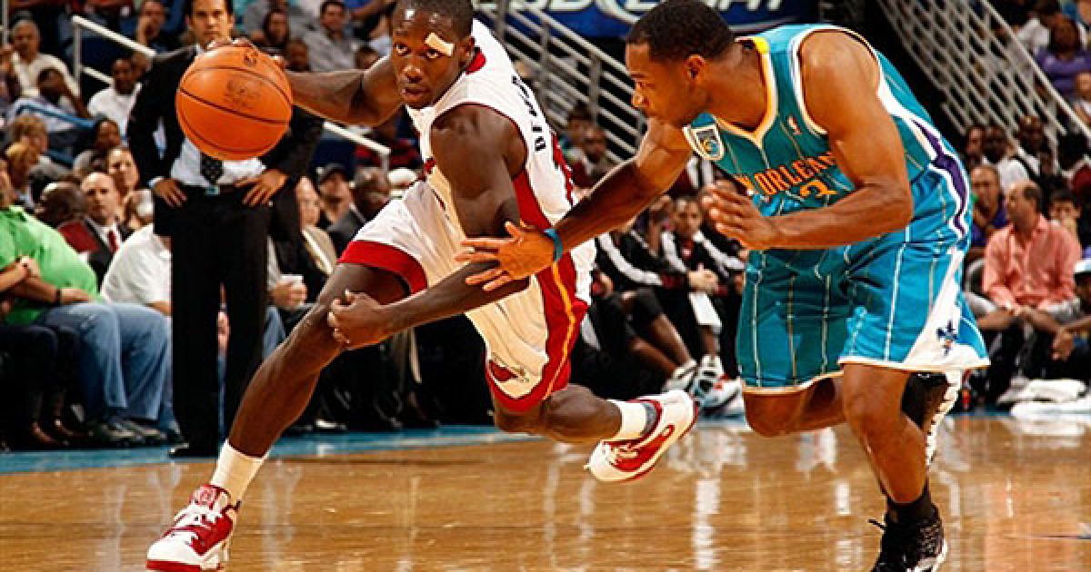 США, Новий Орлеан. Патрік Беверлі з "Майамі Хіт" обводить гравця "Нью-Орлеан Хорнетс" Віллі Гріна під час баскетбольного матчу у комплексі "Арена 13" у Новому Орлеані, штат Луїзіана. "Хорнетс" перемогли з рахунком 90-76. / © AFP