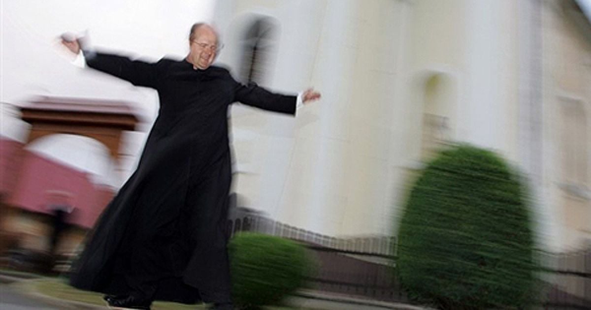 Священик Золтан Лендвай катається на скейтборді на подвір&rsquo;ї церкви в угорському селі Редіч. Лендвай вважає себе послідовником Святого Івана Боско, який опікувався молоддю. / © AFP