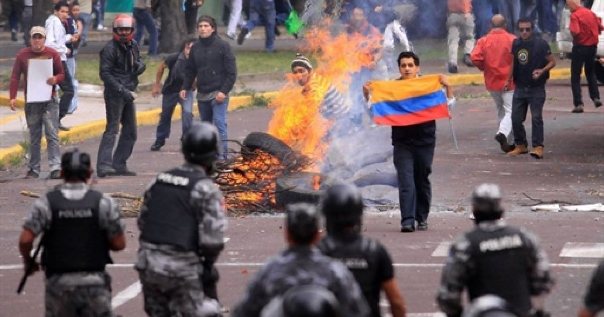 Голова Центрального банку закликав населення до спокою і попросив громадян не поспішати знімати гроші зі своїх банківських рахунків. / © AFP