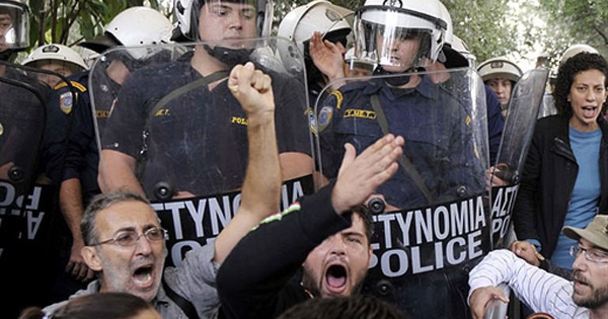 Греція, Афіни. Демонстранти з Міністерства культури кричать на поліцейських на вході до Акрополю в Афінах. Солдати спеціального загону увірвалися до Акрополю, найвідомішого пам'ятнику в Греції, щоб розірвати блокаду, встановлену співробітниками Міністерства культури, які проводили акцію протесту. Працівники заблокували Акрополь і не допускали його відкриття протягом кількох днів. / © AFP