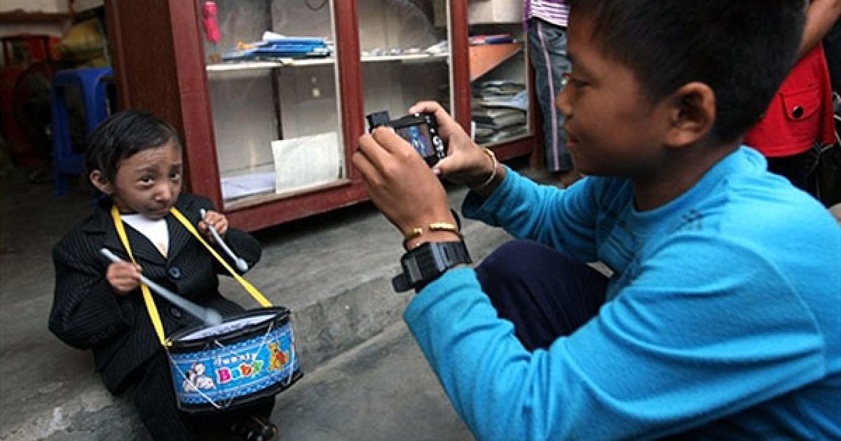 Молодший брат Хагендри Манеш Тапа Магар фотографує його. / © AFP