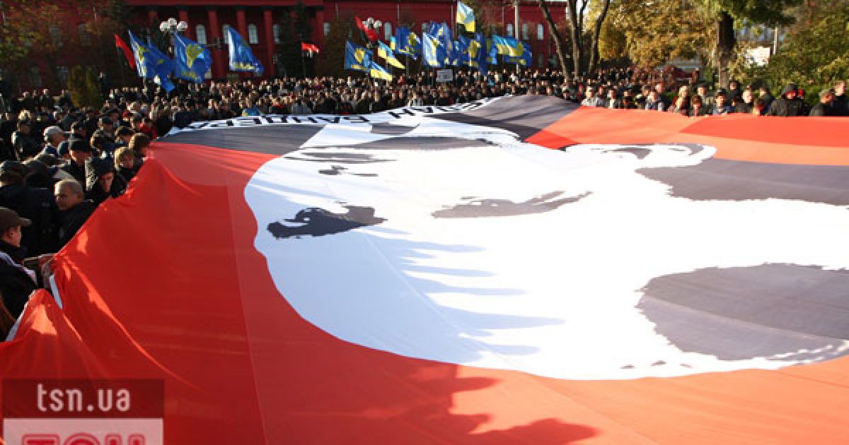 Націоналісти згадали відновлення України Бандерою і зателефонували Шухевичу