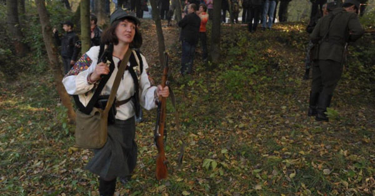 У одному з львівських парків до 68-ої річниці створення Української повстанської армії патріотично настроєні громадяни провели реконструкцію ймовірної сцени з бойового життя УПА "Повстанці з минулого". / © gazeta.ua