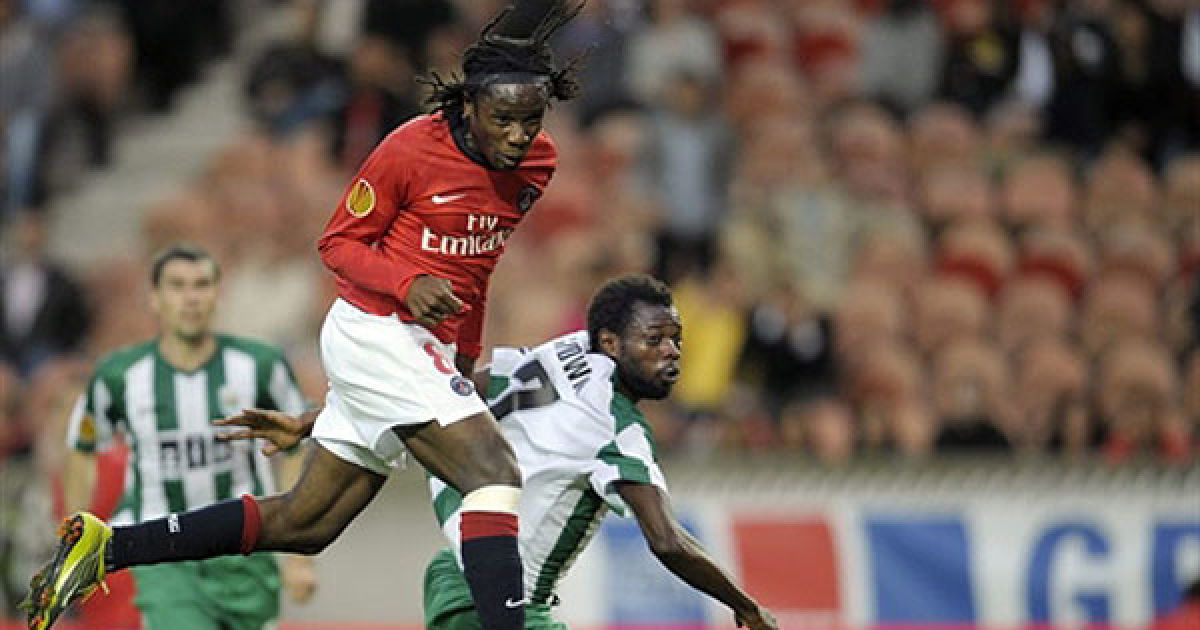 Форвард ПСЖ Люіндула обходить Годвіна ("Карпати") і робить удар головою / © AFP