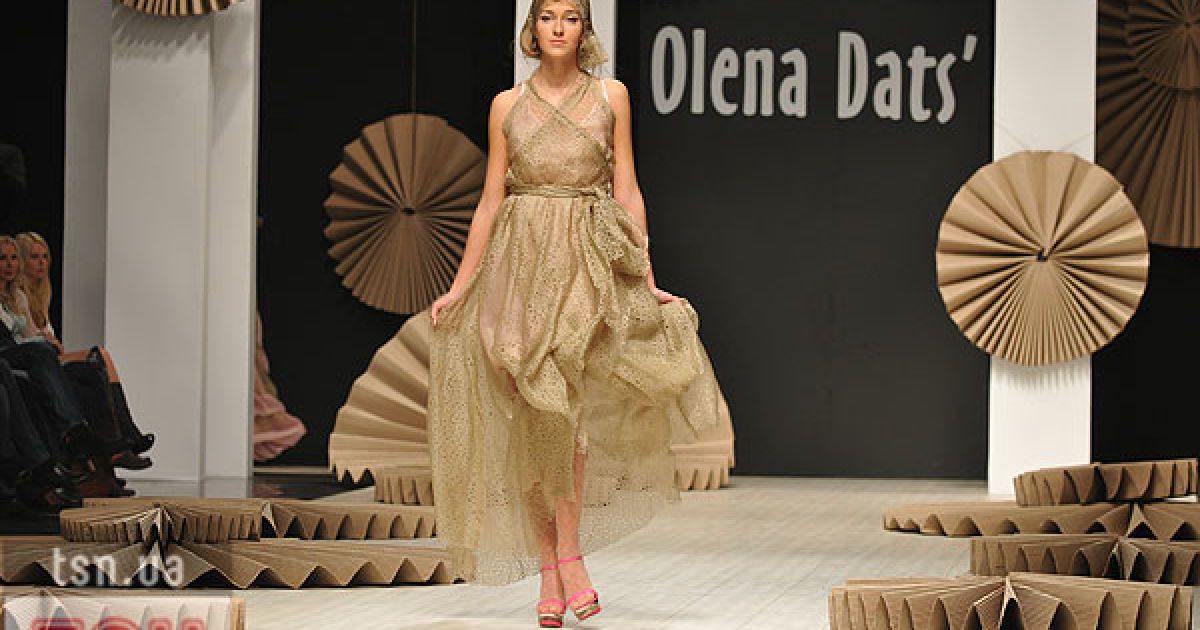 Олена Даць показала колекцію, зроблену в бежево-сірих кольорах, які розбавляв зефірно-рожевий.