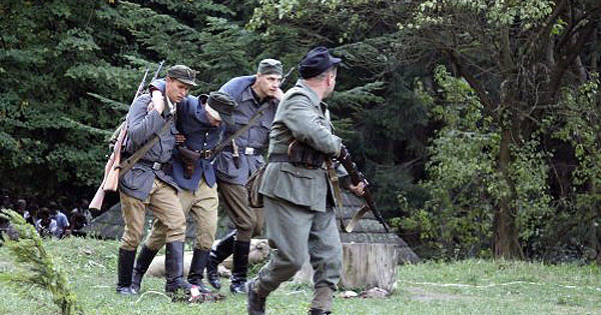Львівське товариство "Пам'ять" влаштувало реконструкцію бою між бійцями УПА та загоном НКВС. / © УНІАН