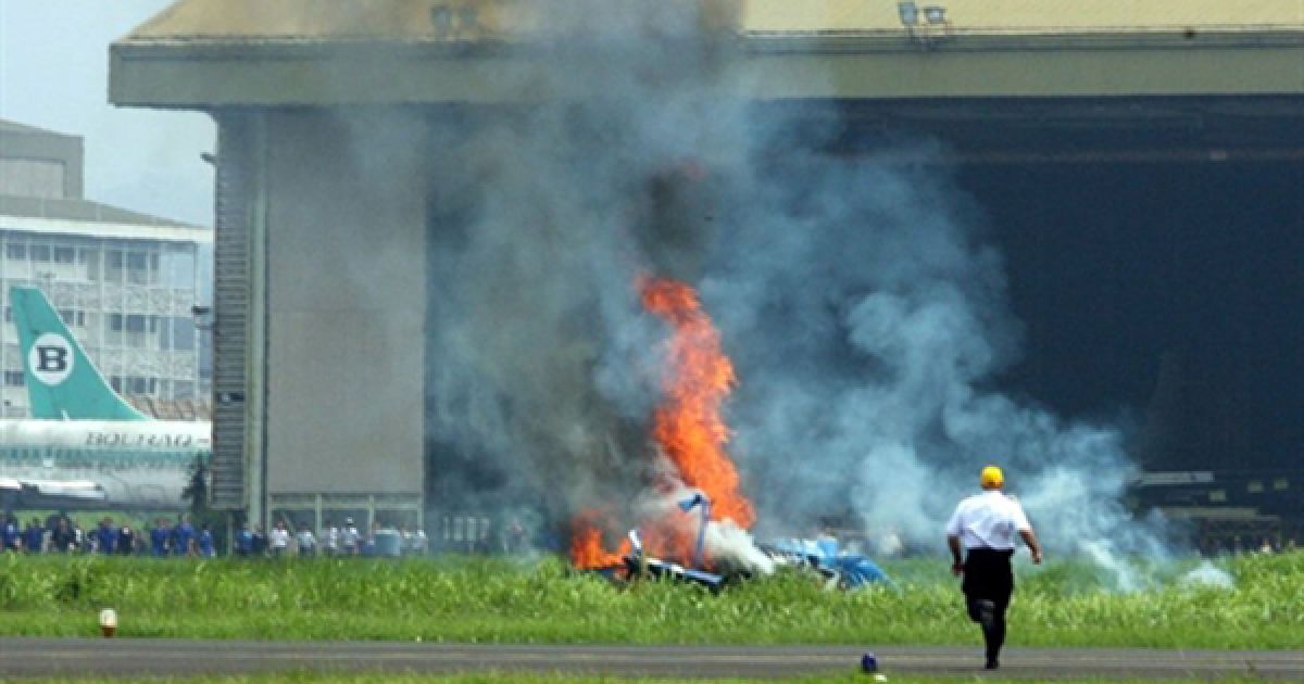 Чоловік біжить на допомогу пілотам літака, який розбився під час авіа-шоу у Бандунзі, Індонезія. За інформацією організаторів шоу, перший пілот літака отримав серйозні травми. / © AFP