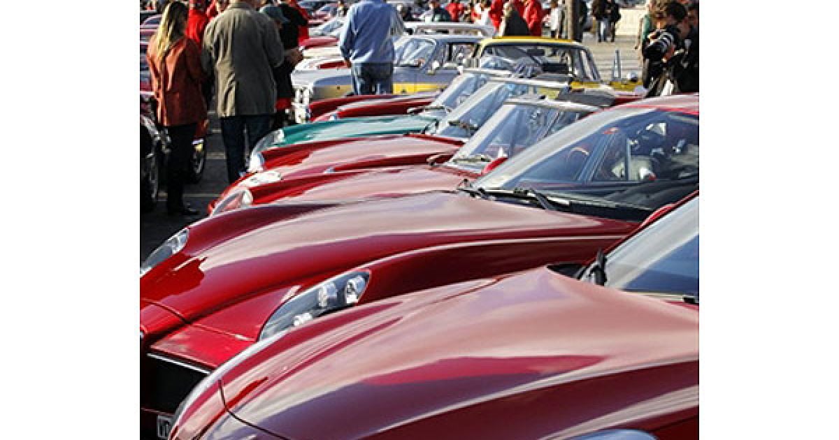 У Парижі на площі Конкорд провели парад Alfa Romeo на честь 100-річчя компанії. / © AFP