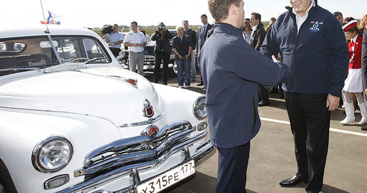 Янукович та Мєдвєдєв обрали для автопробігу автомобілі "Перемога", тому що вони символізують об&#039;єднання України та Росії. / © President.gov.ua