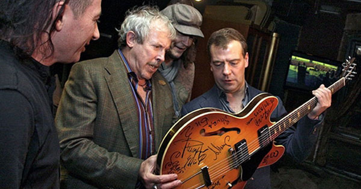 Росія, Москва. Президент Росії Дмитро Медведєв говорить з рок-музикантом Андрієм Макаревичем під час свого візиту до біт-блюз кафе у Москві. / © AFP