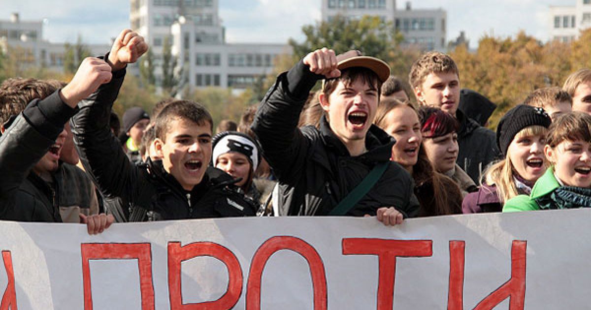 У Києві, Львові, Харкові, Житомирі, Симферополі і Рівному пройшли кількатисячні студентські акції протесту проти постанови Кабінету Міністрів №796, яка вводить платні послуги в університетах. / © Украинское Фото