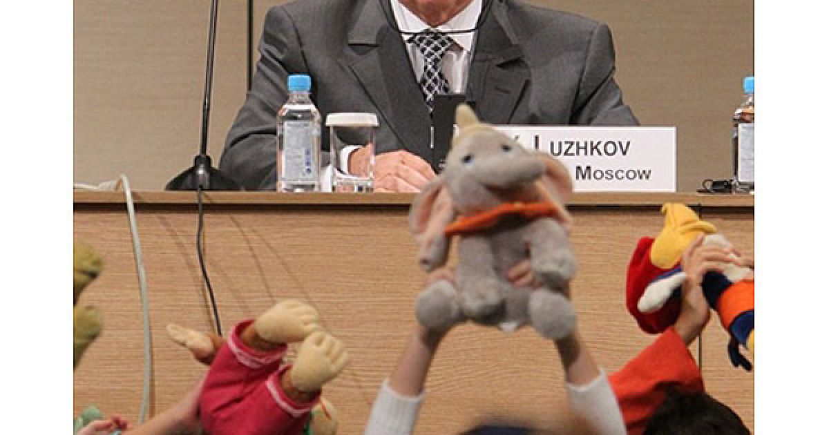 Росія, Москва. Мер Москви Юрій Лужков бере участь у конференції, організованій Дитячим фондом ООН (ЮНІСЕФ) у Москві. Юрій Лужков заявив, що не збирається у відставку. / © AFP