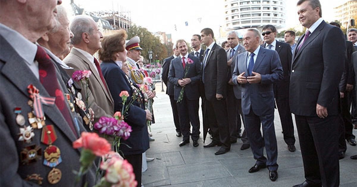 Президент України Віктор Янукович та президент Казахстану Нурсултан Назарбаєв поклали вінки до Могили Невідомого солдата у Парку Слави в Києві