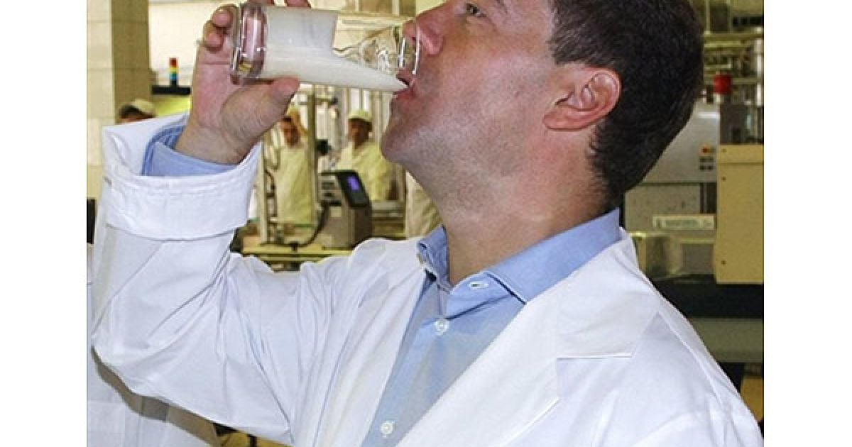 Управління справами президента Росії Дмитра Мєдвєдєва відкрило молокопереробний комплекс у Курській області, який випускатиме молочну продукцію під брендом "Кремлівська якість". / © AFP