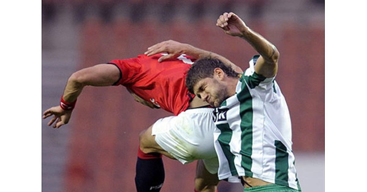 Форвард ПСЖ Ердінг і Тубіч ("Карпати") ведуть боротьбу за м&rsquo;яч у повітрі / © AFP