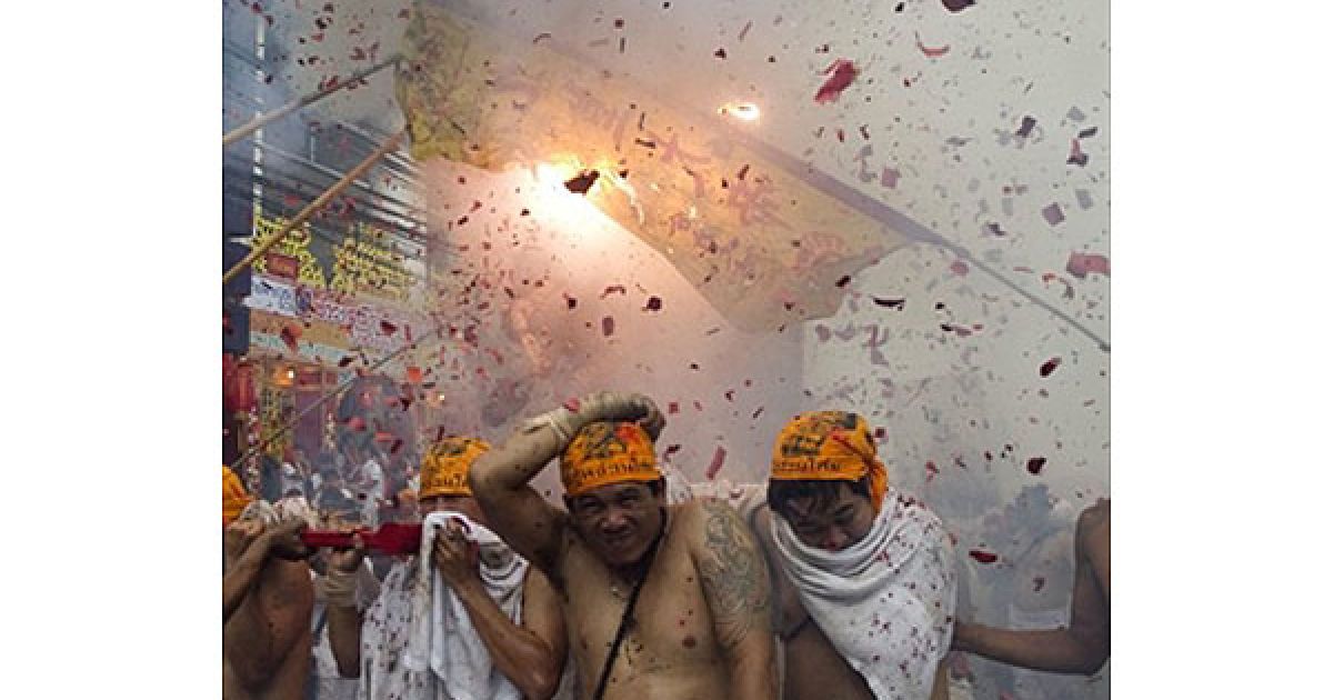 Таїланд, Пхукет. Віруючі несли на плечах паланкін з китайським божеством, коли стався вибух феєрверків. Індицент відбувся під час процесії на честь щорічного Вегетаріанського фестивалю у місті Пхукет. / © AFP