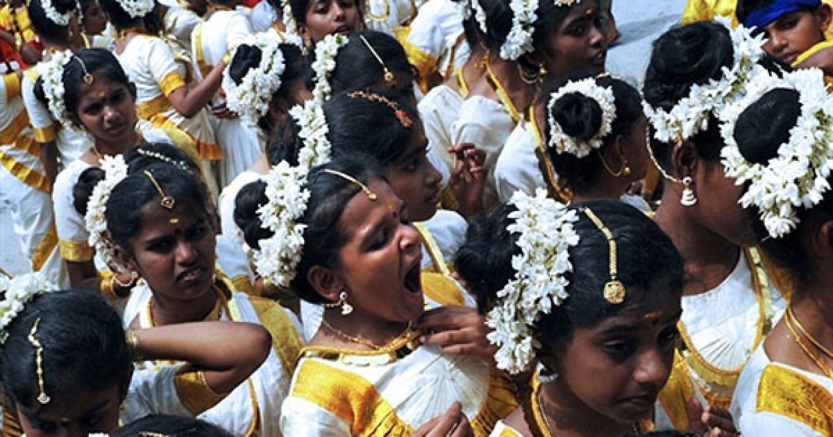 Учні приватної школи з південного штату Карнатака у яскравих костюмах беруть участь в урочистому параді на честь Дня незалежності Індії у Червоному Форті в Нью-Делі / © AFP