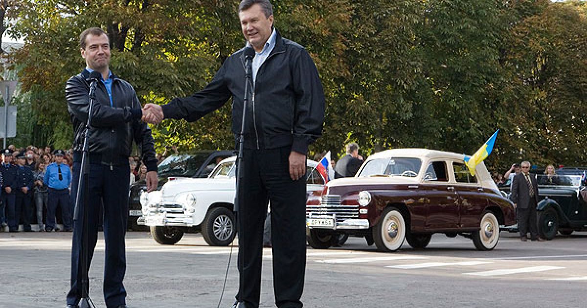"Я Вам скажу, як старий автомобіліст, що ми не могли іншу машину вибрати з Дмитром Анатолійовичем, тому що він мене заразив, коли я був у нього в гостях (все це було напередодні святкування ювілейного Дня Перемоги): ми домовилися ще тоді, ранньою весною, про те, що ми здійснимо цей автопробіг. Почнемо з території Росії і обов&#039;язково заїдемо в Україну", - зазначив Янукович. / © President.gov.ua