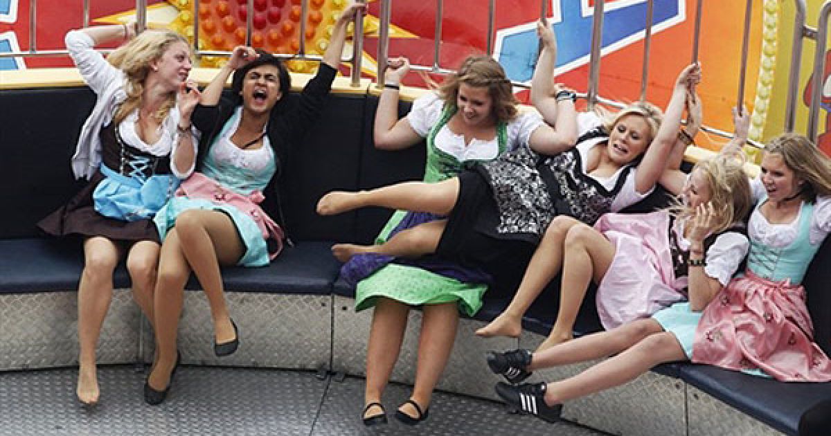 Особливою популярністю користується "чортове колесо". Тим, хто опиниться на ньому, дуже важко тримати рівновагу і не впасти. / © AFP