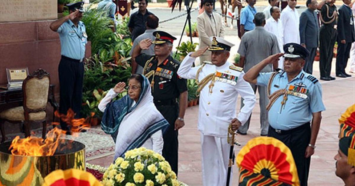 Президент Індії Пратібха Патіл поклала квіти до могили Невідомого солдата біля Воріт Індії у Нью-Делі. / © AFP