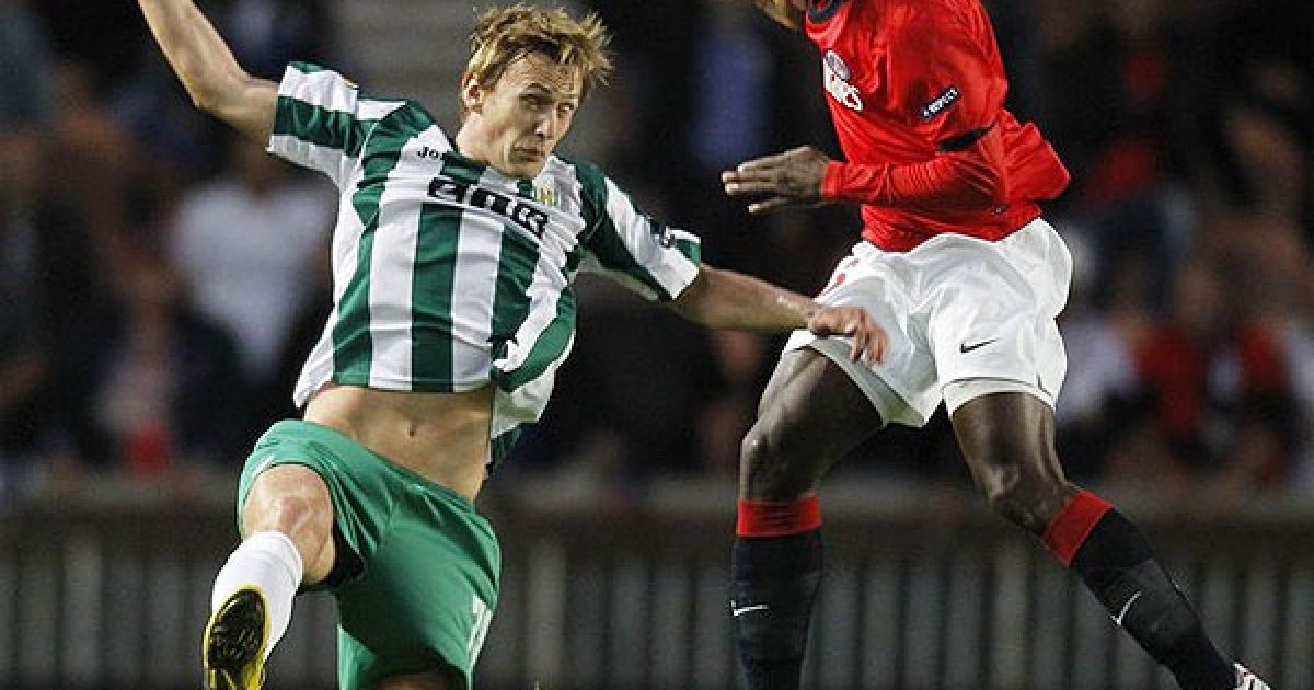 Зумана Камара (ПСЖ) і Сергій Кузнєцов ("Карпати") ведуть боротьбу за м&rsquo;яч у повітрі / © daylife.com