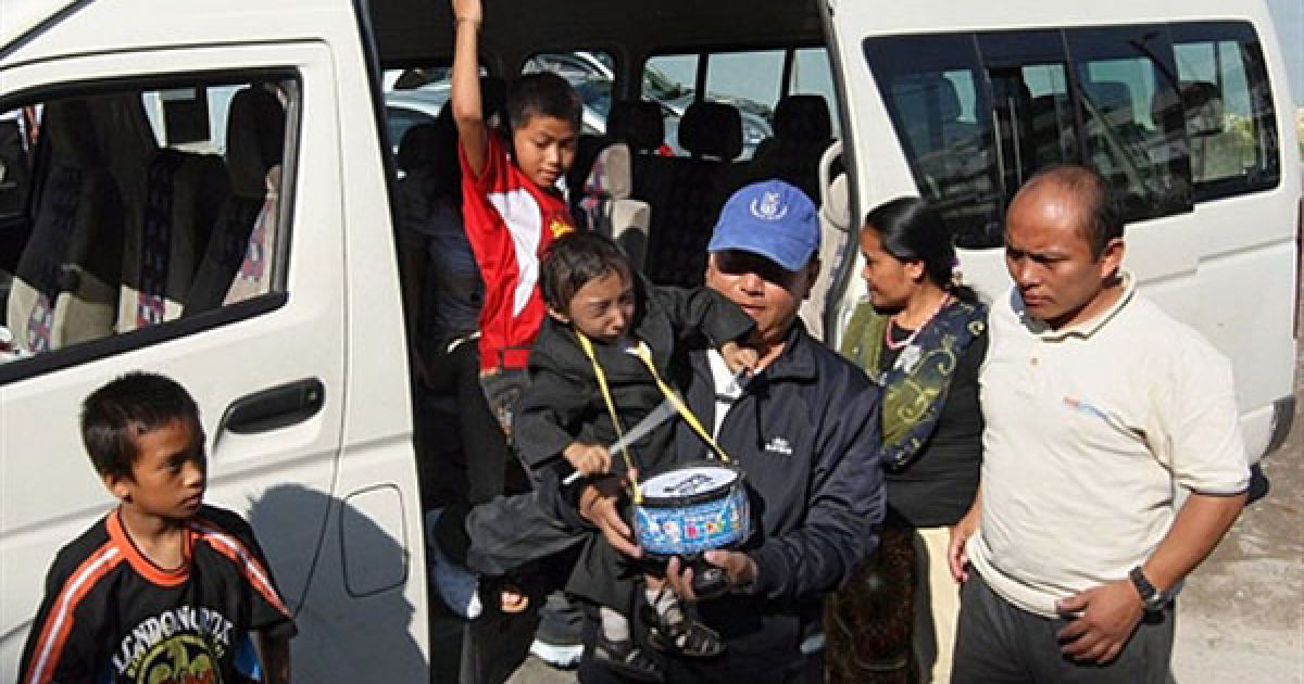 Хагендра Тапа Магар з батьком прибули до місцевої кліники на зустріч з представниками Книги рекордів Гіннеса / © AFP
