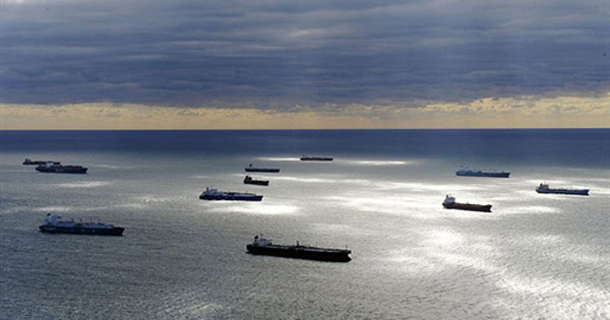 Франція, Мартіг. Танкери та інші судна чекають своєї черги неподалік від Марсельського порту, коли два нафтові термінали були заблоковані через страйк. Страйк було розпочато профспілками CGT на знак протесту проти планів зі створення допоміжних терміналів і перебудови частини порту / © AFP