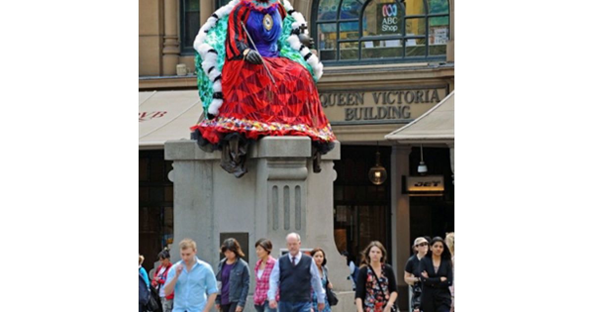 У рамках Сіднейського арт-фестивалю найкращі австралійські дизайнери перевдягли статуї людей, що найбільше вплинули на австралійську історію. На фото Королева Вікторія уу новому вбранні. / © AFP