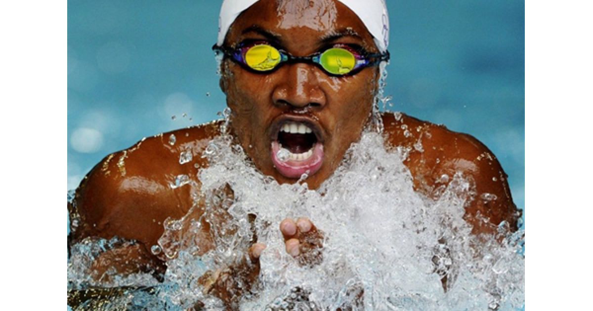 Цилавіна Раманантоза з Мадагаскару змагається у запливі на 200 метрів на Юнацьких олімпійських Іграх у Сінгапурі. / © AFP