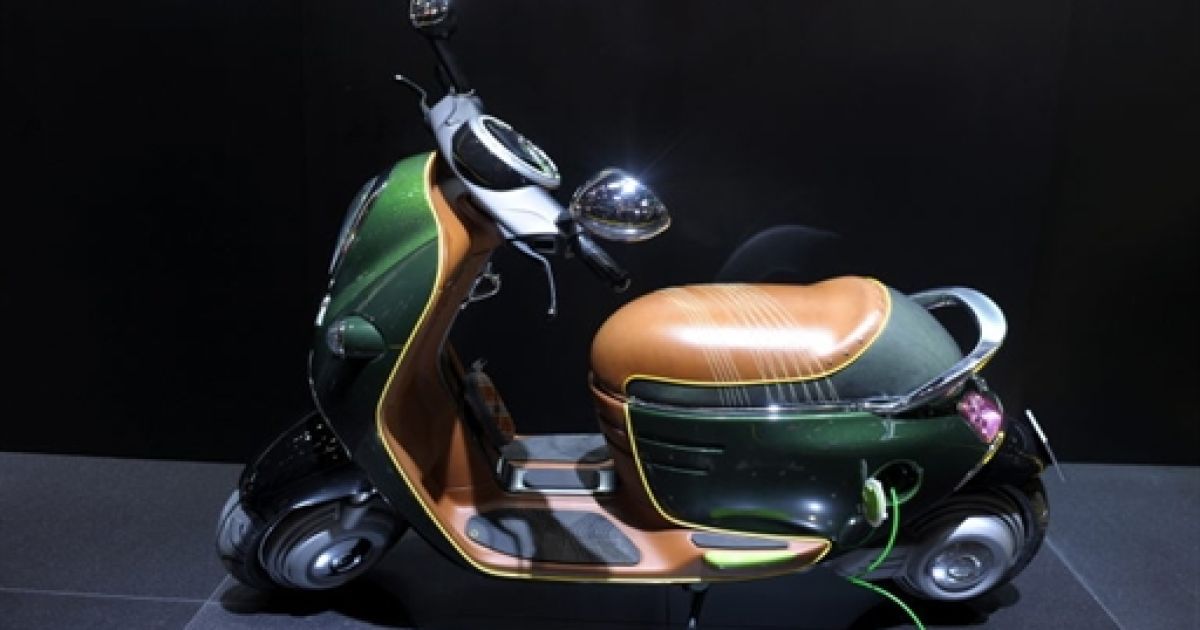 Презентація нового концепт-скутеру Mini Scooter E / © AFP