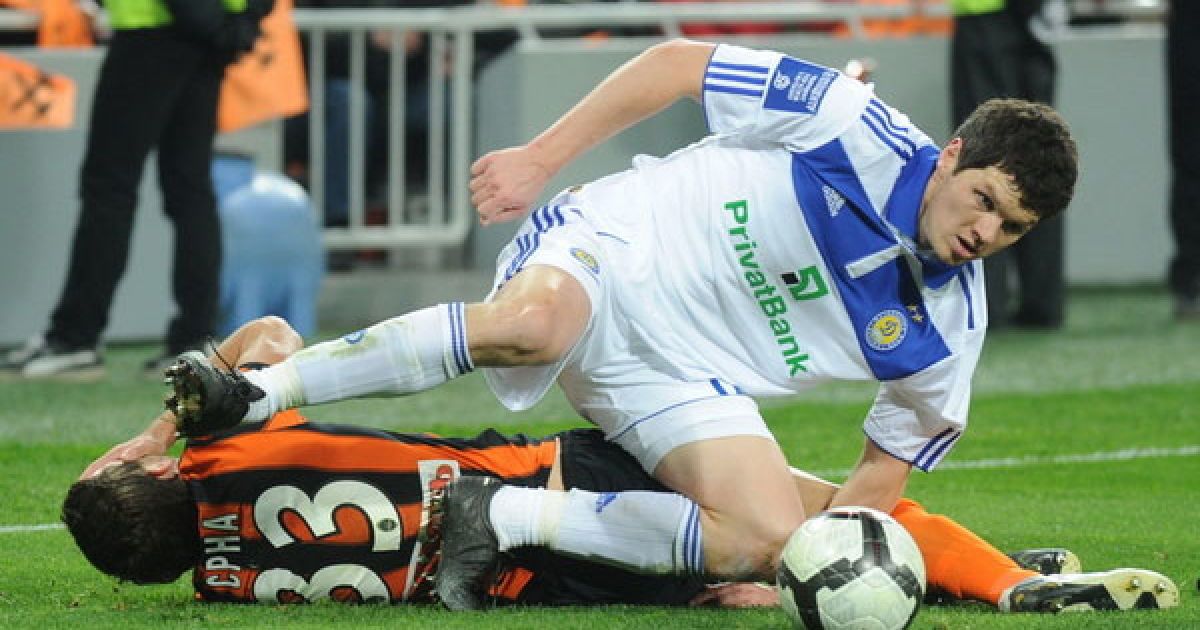 Тарас Михалик ("Динамо") перелітає через Даріо Срна ("Шахтар"). / © shakhtar.com