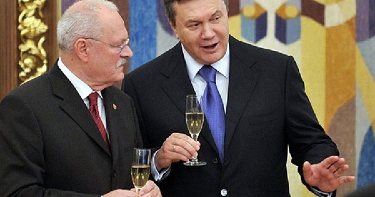 Україна, Київ. Президент України Віктор Янукович розмовляє з
президентом Словакії Іваном Гашпаровичем після підписання документів у
Києві. Президент Словакії прибув в Україну з триденним офіційним
візитом. / © AFP