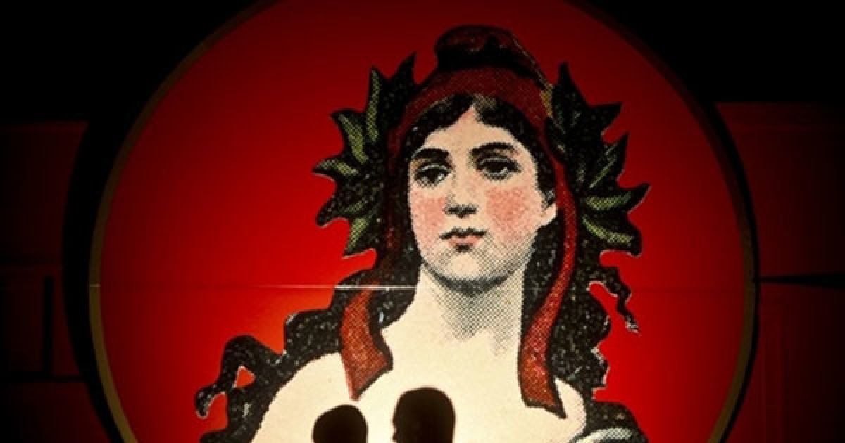 Португалія, Лісабон. Люди гуляють площею Террьєро до Пако під час святкування сторіччя з дня встановлення Португальської Республіки. / © AFP