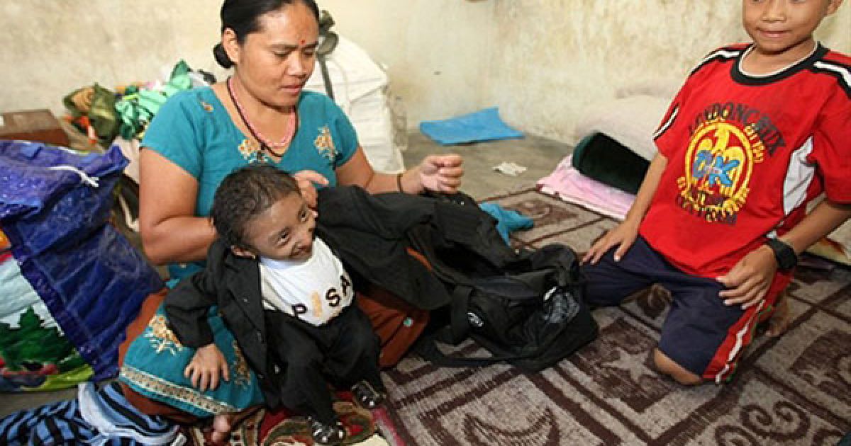 Хагенра Тапа Магар, його мати Дхана Майя Тапа і його молодший брат Махеш Тапа / © AFP