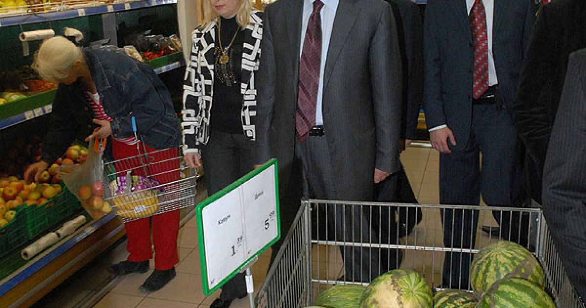 Адміністратор супермаркету повідомив, що Азаров вивчив ціни на яйця, молоко, картоплю та гречку. / © kmu.gov.ua