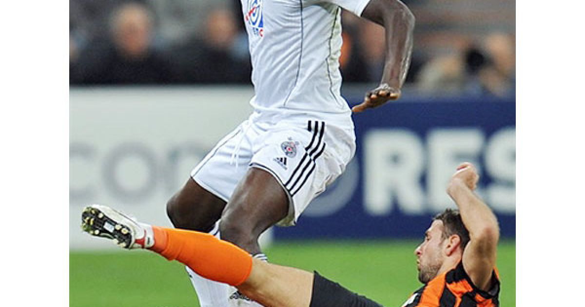 Разван Рац намагається відібрати м&rsquo;яч у Пьєра Бойя / © AFP