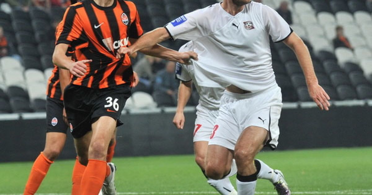 Даніловський ("Кривбас") намагаєтсья стримати Чижова ("Шахтар") / © shakhtar.com